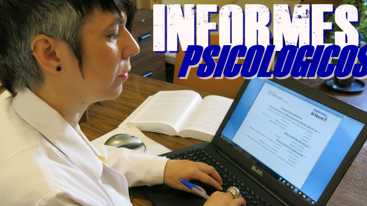 Psicóloga redactando un informe